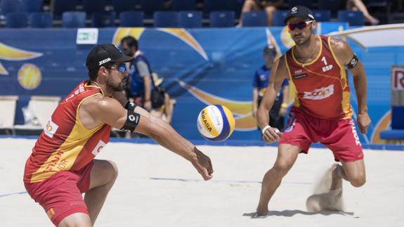 Adrián Gavira (izq) y Pablo Herrera, durante un partido